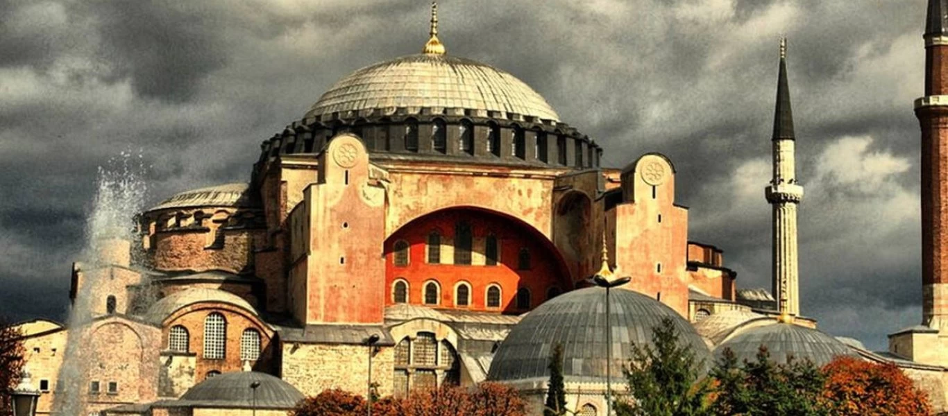 Οι Τούρκοι μετατρέπουν την Αγιά Σοφιά σε τέμενος: Προσευχή μουσουλμάνων με επίσημη άδεια!